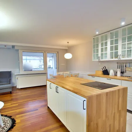 Lägenhet Family Parking 2 Bathrooms 300 M Sea *